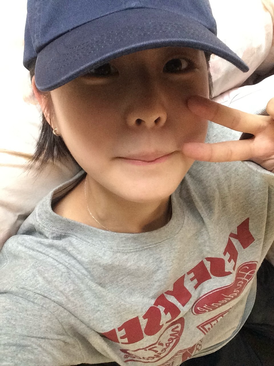 모자만 대충 쓰고 .. 푹신한 쇼파가 있는 카페에서 !!!!! 책 읽.. 아니고 폰하기 ^^ # ….. … ( 완전 실시간 .. ㅎㅎ ).jpg
